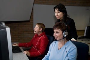 教務經理 Linda 現場指導外籍老師網課教學