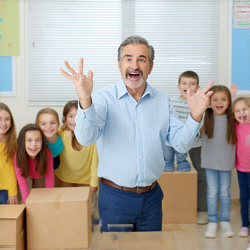 外籍英文老師在輕鬆幽默的氛圍中示範搬家英文技巧，學生開心學習，課堂中充滿笑聲，讓搬家變得有趣且易於掌握，提升學習動機。