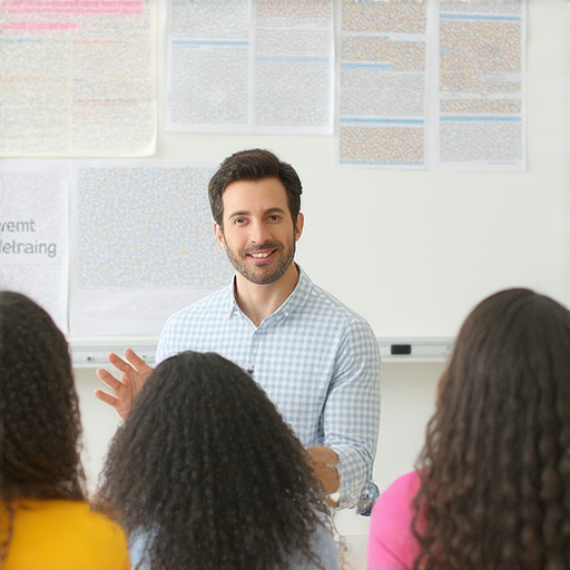 外籍老師教授油門和治未病的英文表達，學生們認真聆聽，背景是教室內的學習環境，課堂氣氛活潑，展示專業教學。